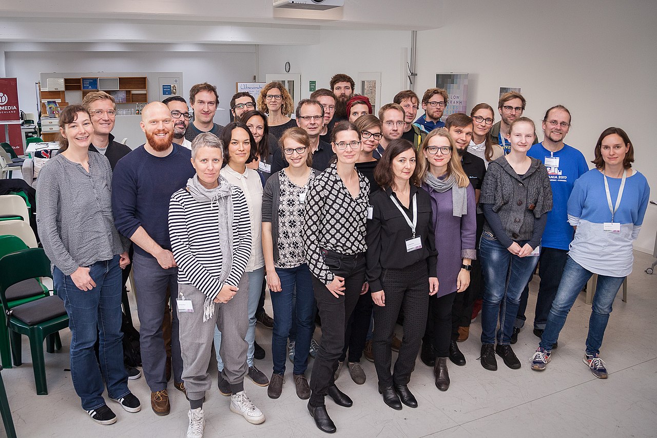 Die Fellows und Mentorinnen und Mentoren mit dem Programmteam von Wikimedia Deutschland, Bild: Ralf Rebmann, [https://commons.wikimedia.org/wiki/File:Auftaktveranstaltung_Fellow-Programm_Freies_Wissen_2017_191.jpg Auftaktveranstaltung Fellow-Programm Freies Wissen 2017 191], [CC BY-SA 4.0 https://creativecommons.org/licenses/by-sa/4.0/deed.de]