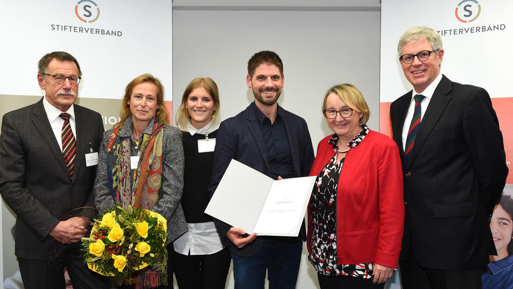 Die Delegation der Universität Mainz zusammen mit dem Juryvorsitzenden Professor Friedrich W. Hesse, der Wissenschaftsministerin des Landes Baden-Württemberg Theresia Bauer sowie Professor Andreas Schlüter, dem Generalsekretär des Stifterverbandes. Bild: [https://www.stifterverband.org/curriculum-4-0 Stifterverband/Peter Himsel]