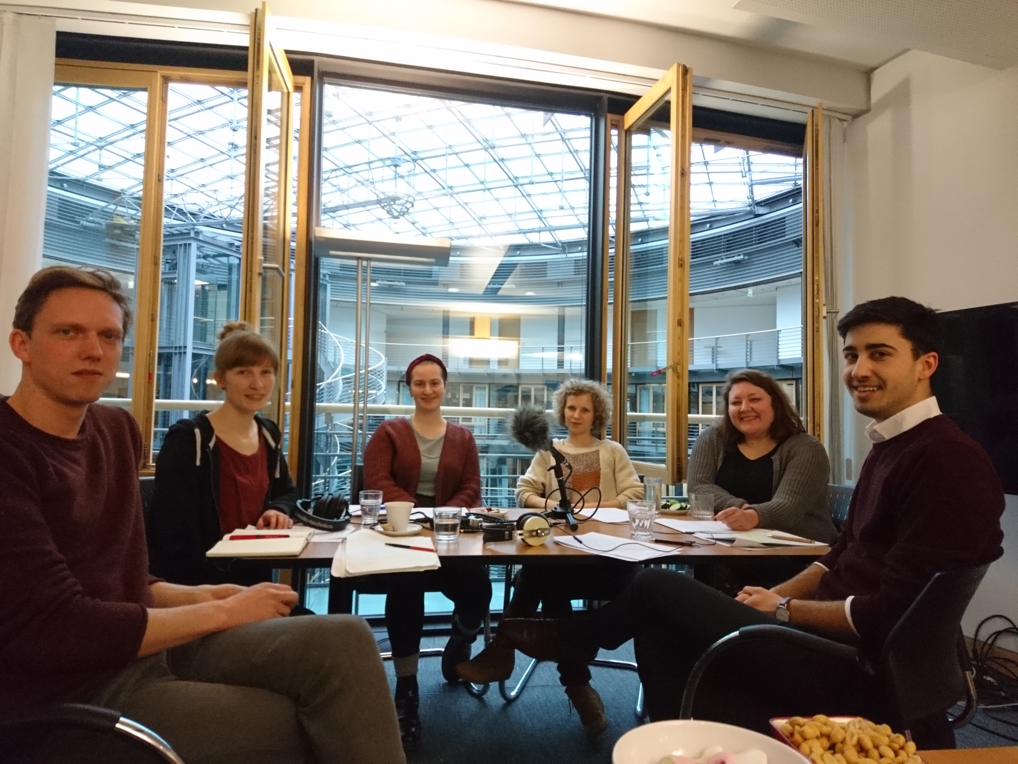 Julian Reimann, Jana Panke, Helena Häußler, Lilith Diringer, Nina Wagenknecht und Adrian Bidlingmaier (v.l.n.r,) bei der Aufzeichnung der vierten Folge Approaching the Digital Turn