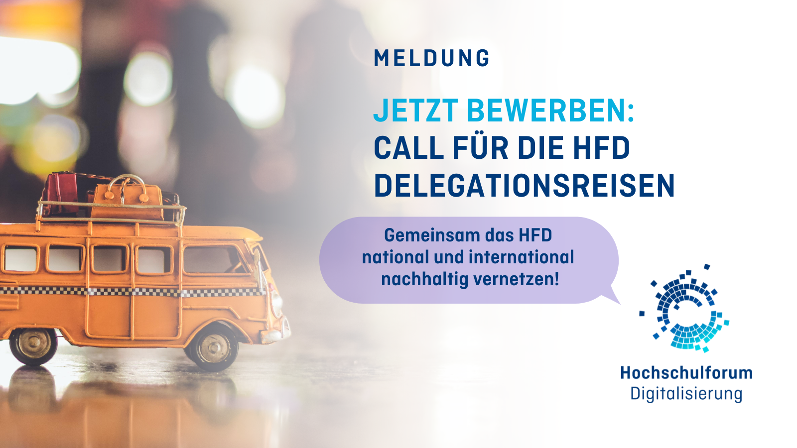 Foto linke Seite: Modell eines gelben Reisebusses mit Koffern auf dem Dach, verschwommener, bunter Hintergrund. Text rechte Seite: Meldung. Jetzt bewerben: Call für die HFD Delegationsreisen. Gemeinsam das HFD national und international nachhaltig vernetzen! 