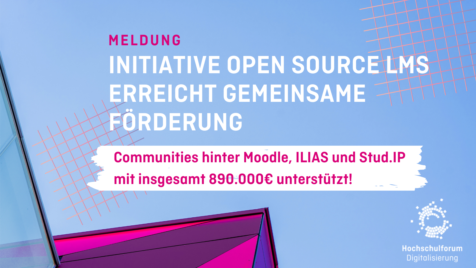 Text: INITIATIVE OPEN SOURCE LMS ERREICHT GEMEINSAME FÖRDERUNG,  Communities hinter Moodle, ILIAS und Stud.IP mit insgesamt 890.000€ unterstützt!, Bildbeschreibung: blauer Hintergrund, in der linken unteren Ecke ist die angeschnittene Fensterfront eines Hochhauses zu sehen, eine Seite des Hauses ist magenta