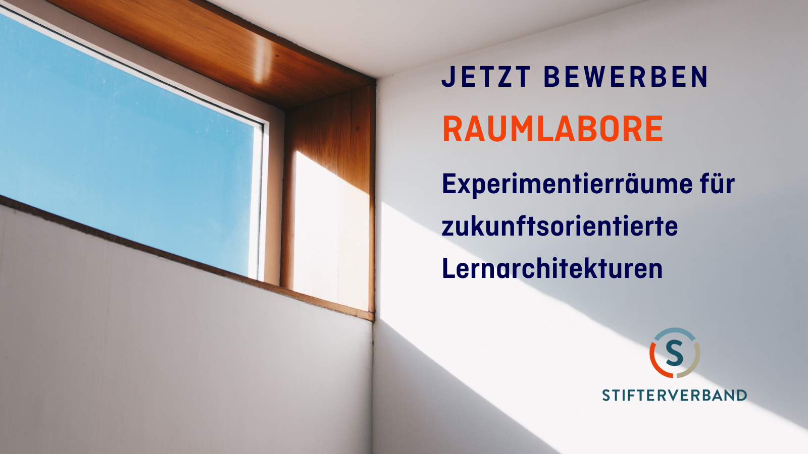 Bild: schmales, horizontales Fenster, aus dem ein blauer Himmel scheint. Sonnenschein fällt auf die Wand rechts im Bild. Text: Jetzt bewerben. Raumlabore. Expertimentierräume für zukunftsorientierte Lernarchitekturen.