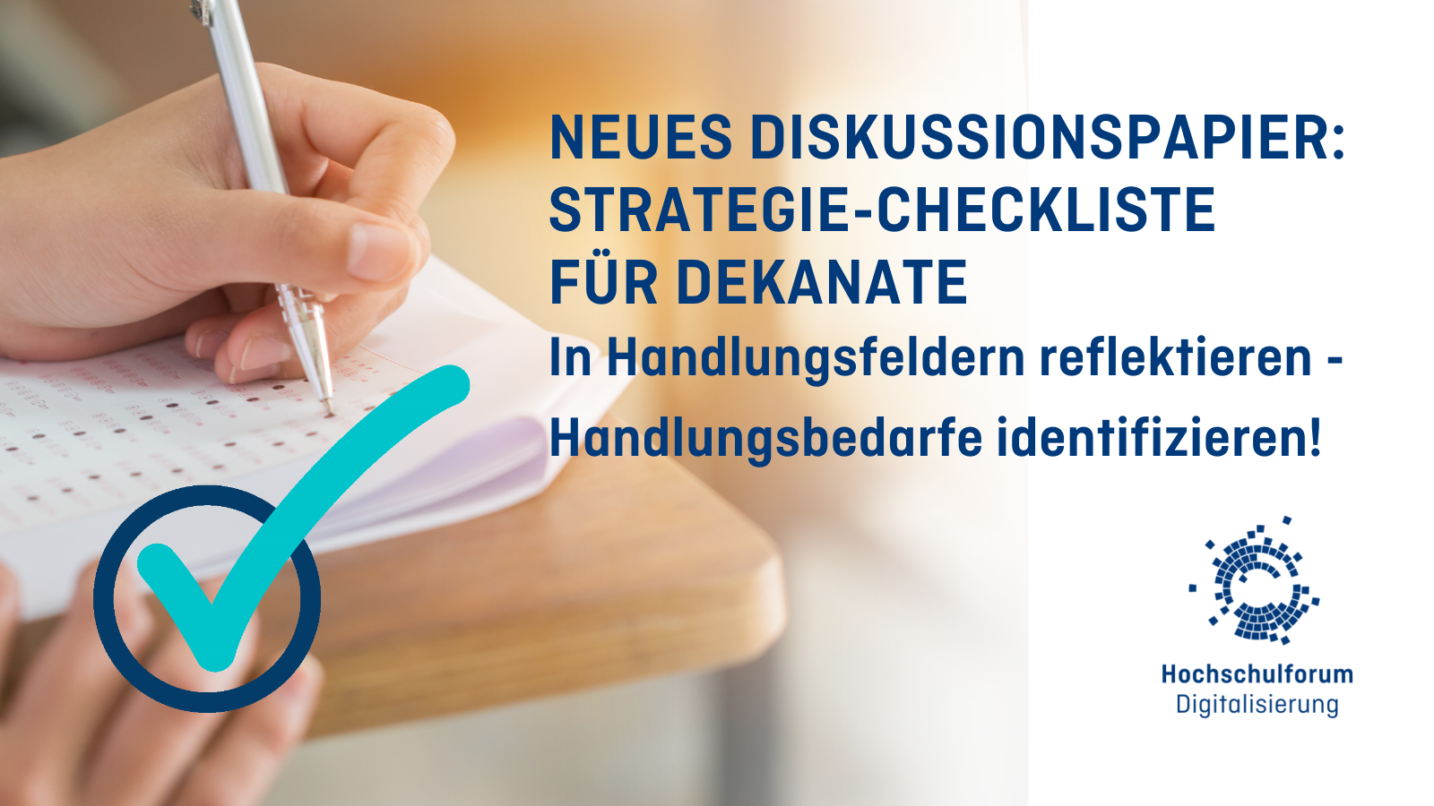 Bild linke Seite: Foto einer Hand, die etwas mit einem Stift auf einem Klemmbrett notiert. Text: Neues Diskussionspapier: Strategie-Checkliste für Dekanate. In Handlungsfeldern reflektieren - Handlungsbedarfe identifizieren!