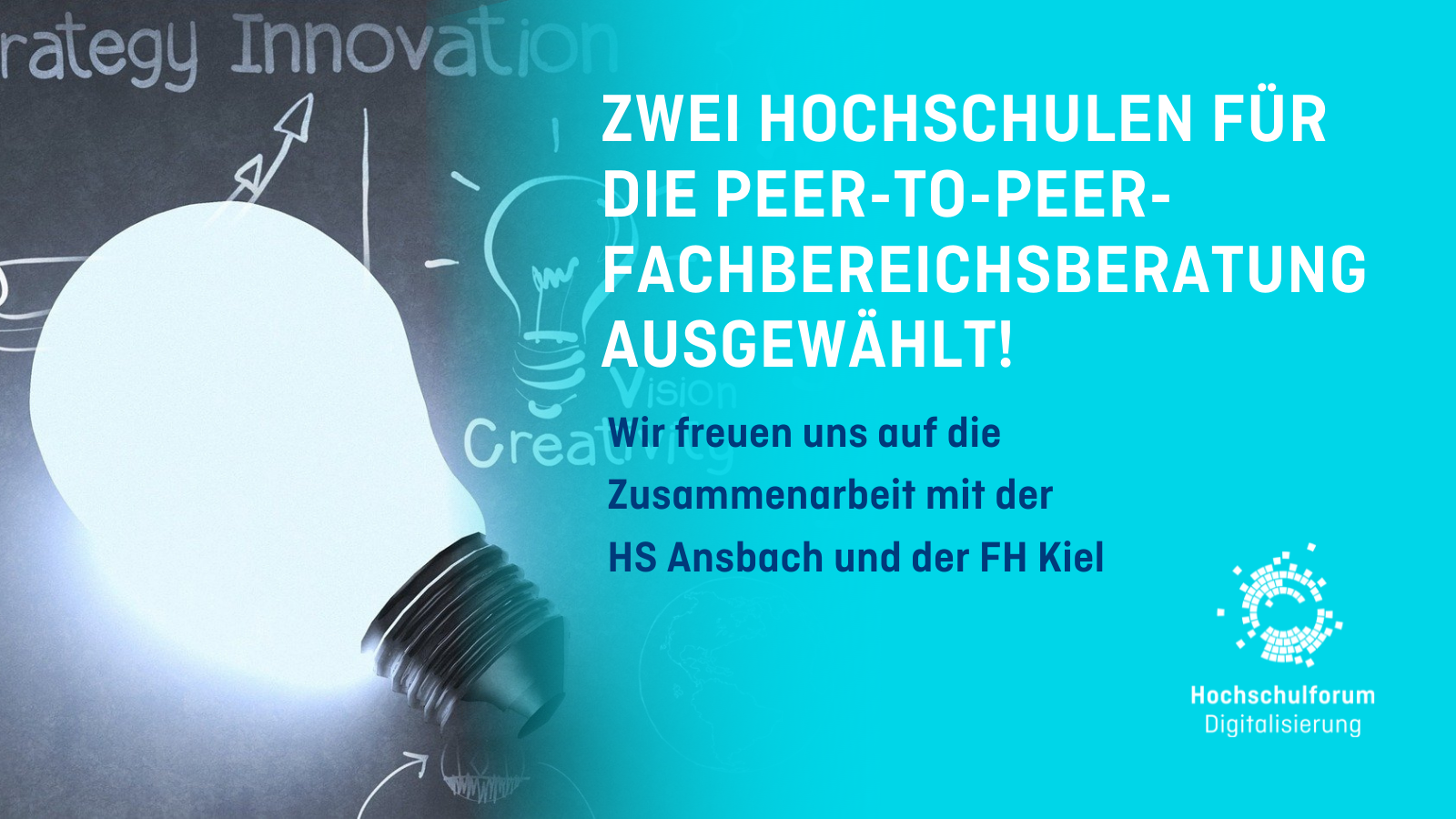 Leuchtende Glühbirne auf Tafel mit Zeichnungen zum Thema Strategie. Text: Zwei Hochschulen für die Peer-to-Peer-Fachbereichsberatung ausgewählt. Wir freuen uns auf die Zusammenarbeit mit der HS Ansbach und der FH Kiel