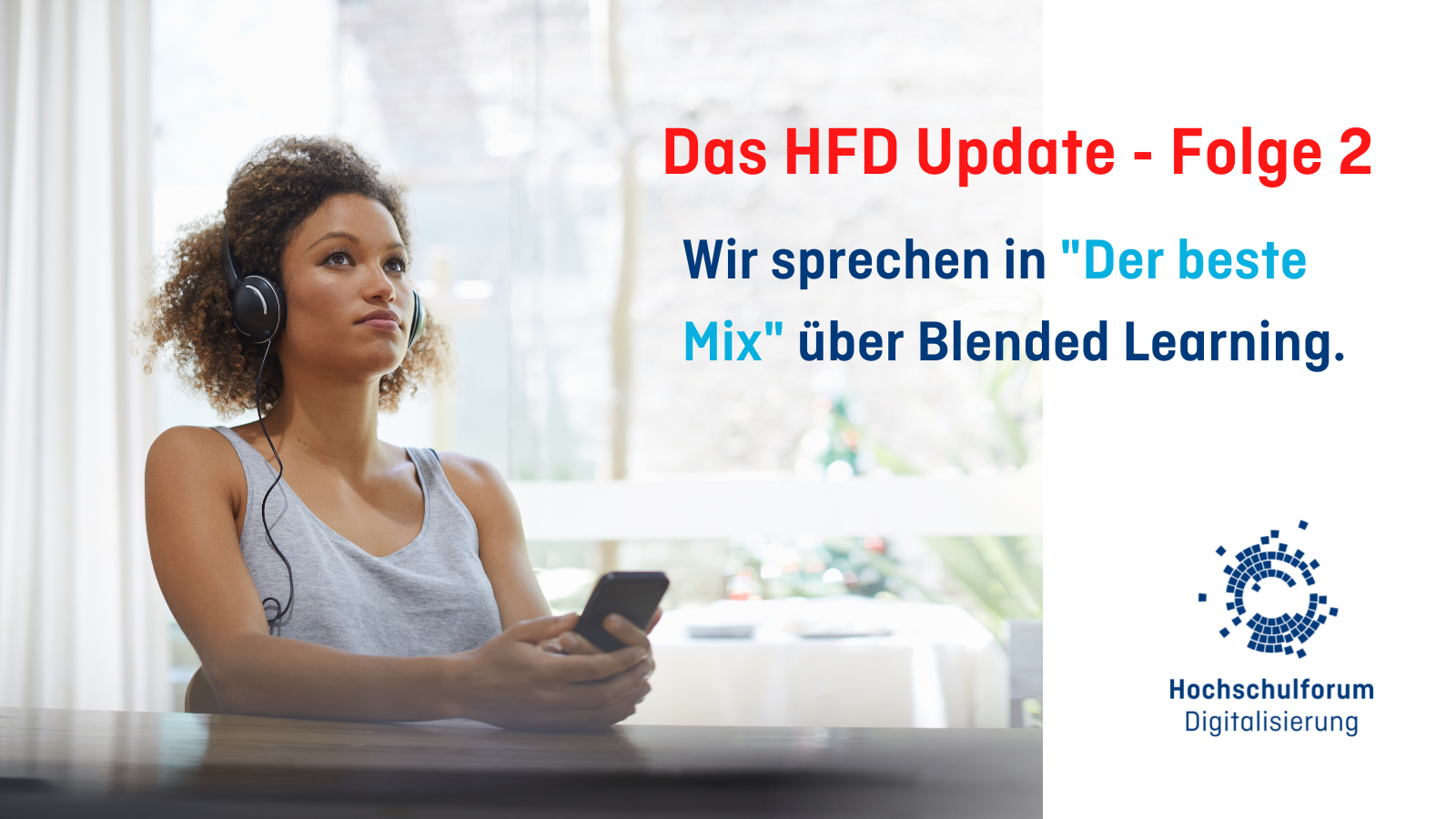 Bild: eine junge Frau sitzt mit Handy in der Hand und Kopfhörern entspannt da und scheint aufmerksam zuzuhören. Text: Das HFD Update - Folge 2. Wir sprechen in "Der beste Mix" über Blended Learning.