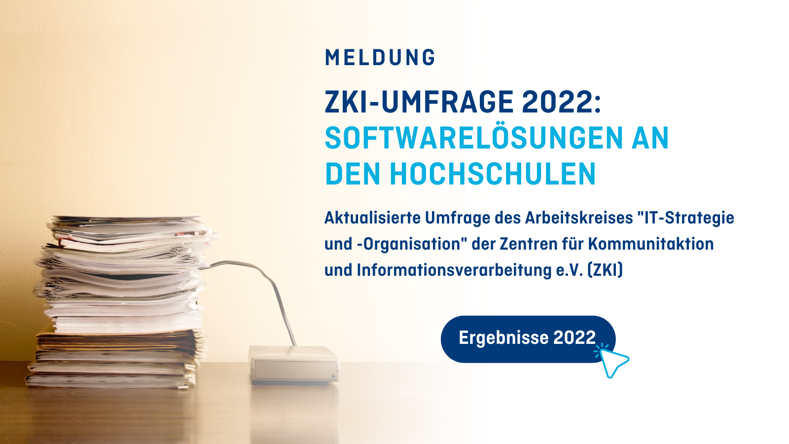 Titelbild zur Meldung, Text rechts: ZKI-Umfrage 2022: SOFTWARELÖSUNGEN AN DEN HOCHSCHULEN. Aktualisierte Umfrage des Arbeitskreises "Strategie und Organisation" der Zentren für Kommunitaktion und Informationsverarbeitung e.V. (ZKI). Zur Linken: Symbolbild zur Meldung: Stapel von Akten und Papier, der mit einer Retro-Festplatte verbunden ist. Button mittig rechts: Ergebnisse 2022.