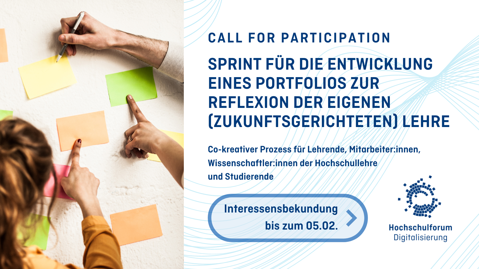 Foto linke Seite: Menschen arbeiten gemeinsam an einem Whiteboard und beschriften farbige Zettel. Text rechte Seite: Call for Participation: Sprint für die Entwicklung eines Portfolios zur Reflexion der eigenen (zukunftsgerichteten) Lehre. 