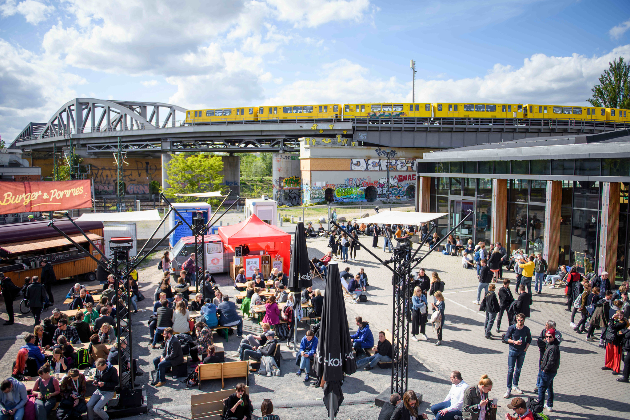 Konferenzgelände der Re:publica mit U-Bahn im Hintergund. Hier fand die re:learn statt.