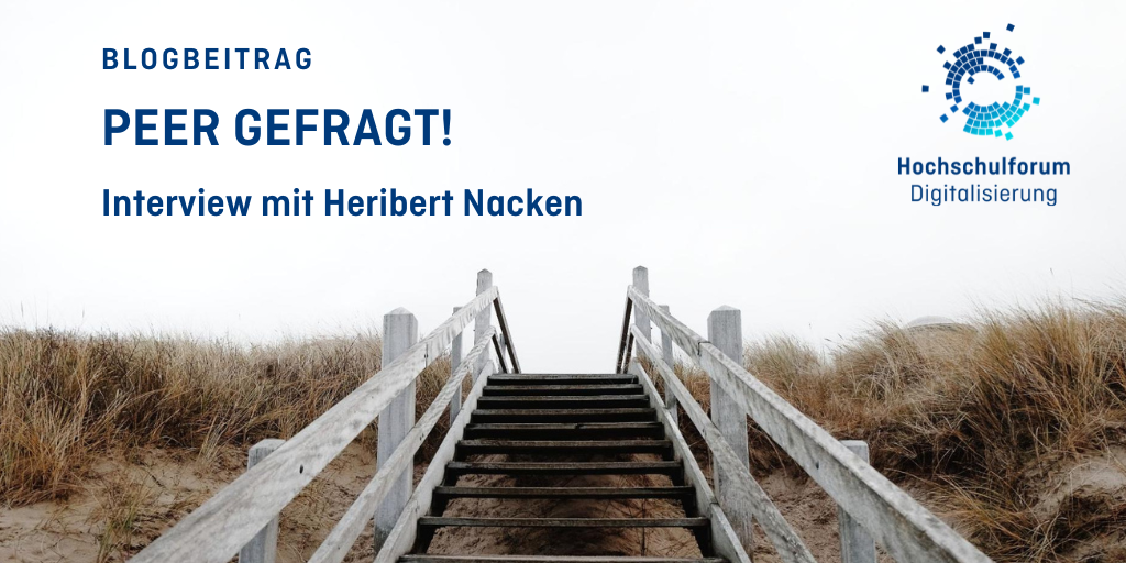 Titelbild zum Interview. In der Mitte eine Holztreppe, die zum Meer führt. Links der Text: Blogbeitrag Peer gesucht! Interview mit Heribert Nacken. Rechts das Logo des Hochschulforums Digitalisierung. 