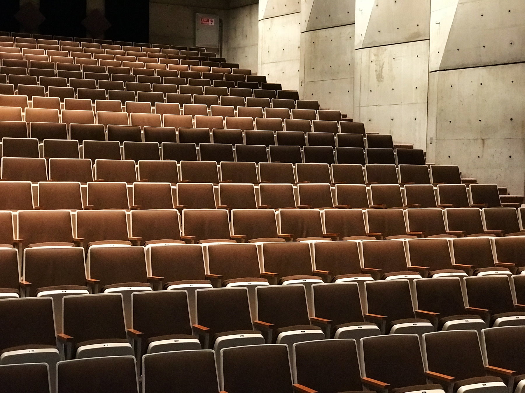 Leerer Hörsaal in Zeiten von Corona