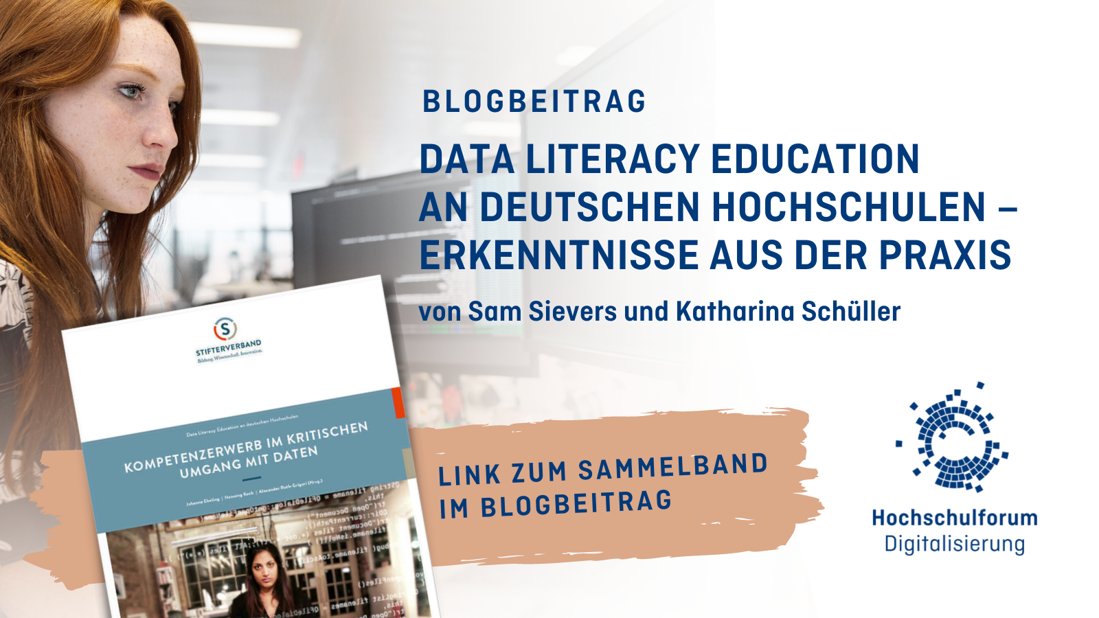 Titelbild zum Blogbeitrag: Bild: Frau an Computer sitzend im Co-Working-Space. Titel: Data Literacy Education an deutschen Hochschulen – Erkenntnisse aus der Praxis. Logo: Hochschulforum Digitalisierung.