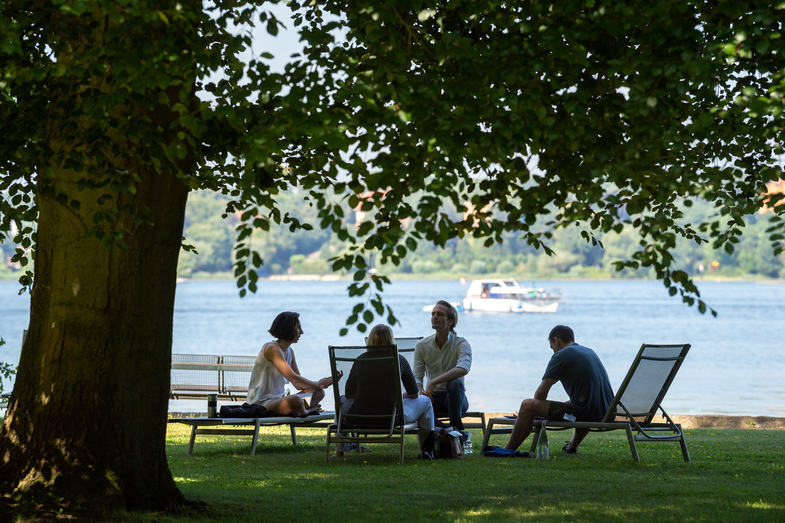 Kleingruppenarbeit am Wasser auf der Summer School 2018