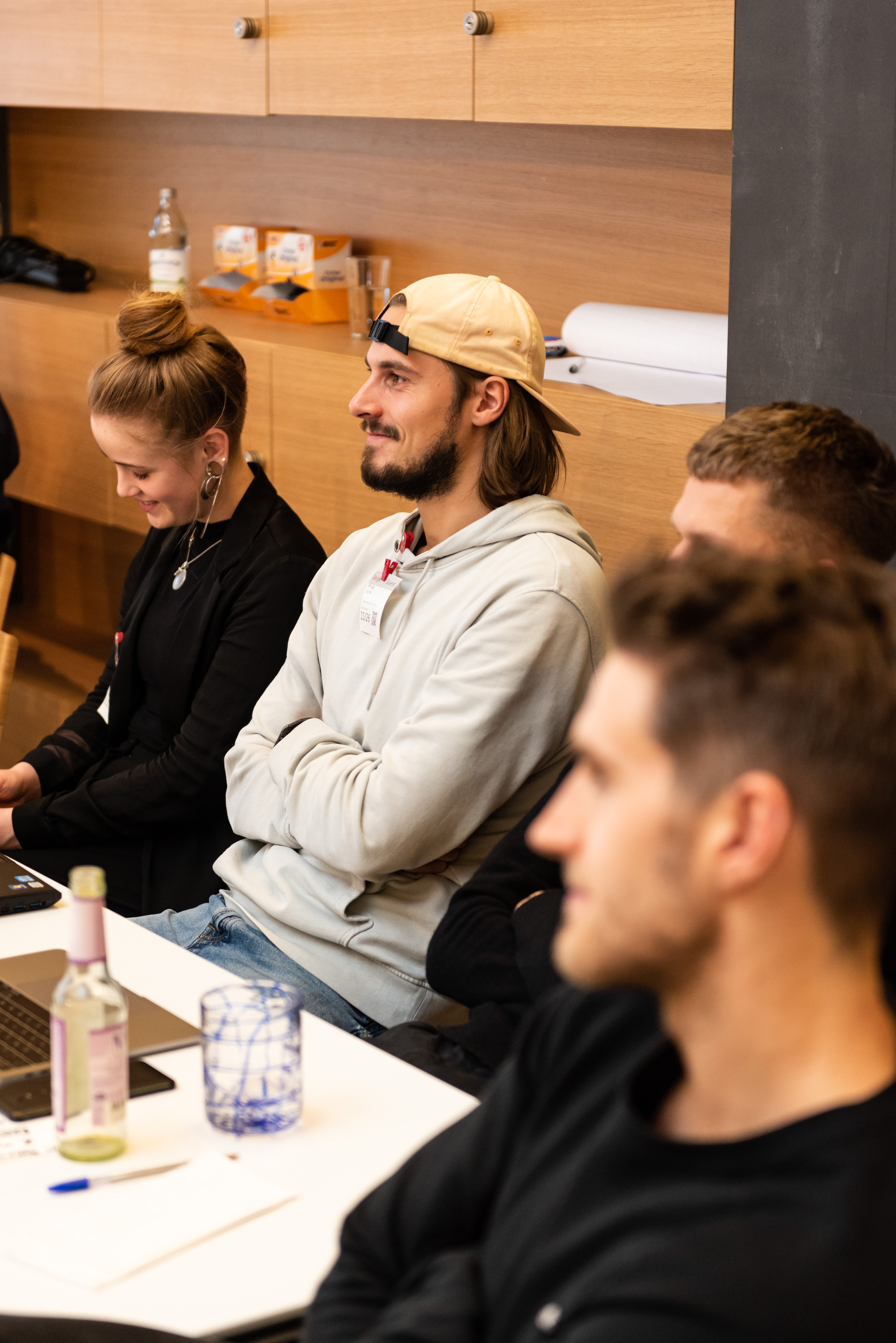 Beim Hackaton hört das Team Ecotrek aufmerksam zu.