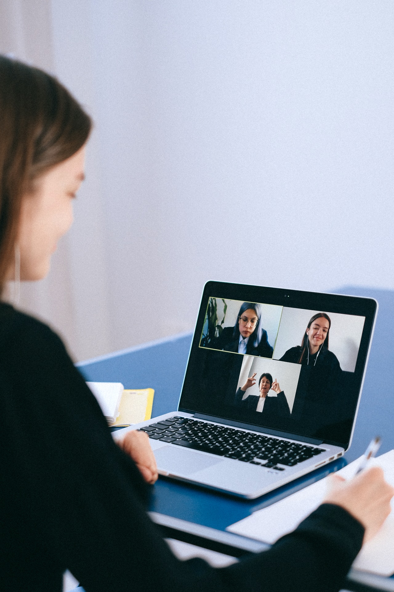 Studentin vor Laptop in einem Videogespräch