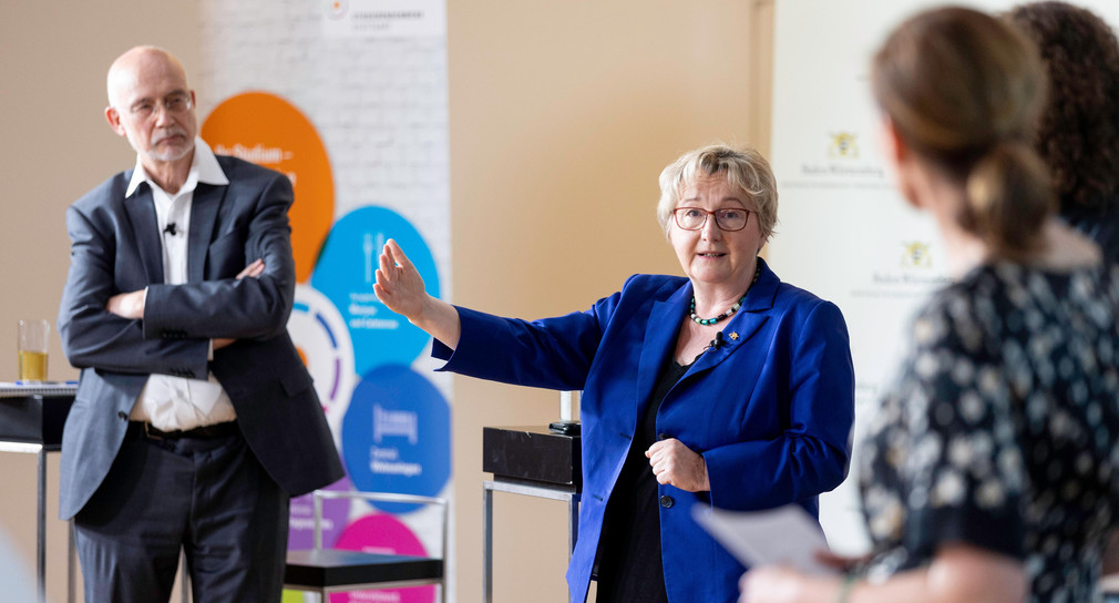 Ministerin Theresia Bauer im Gespräch anderen Personen auf dem Studi-Gipfel