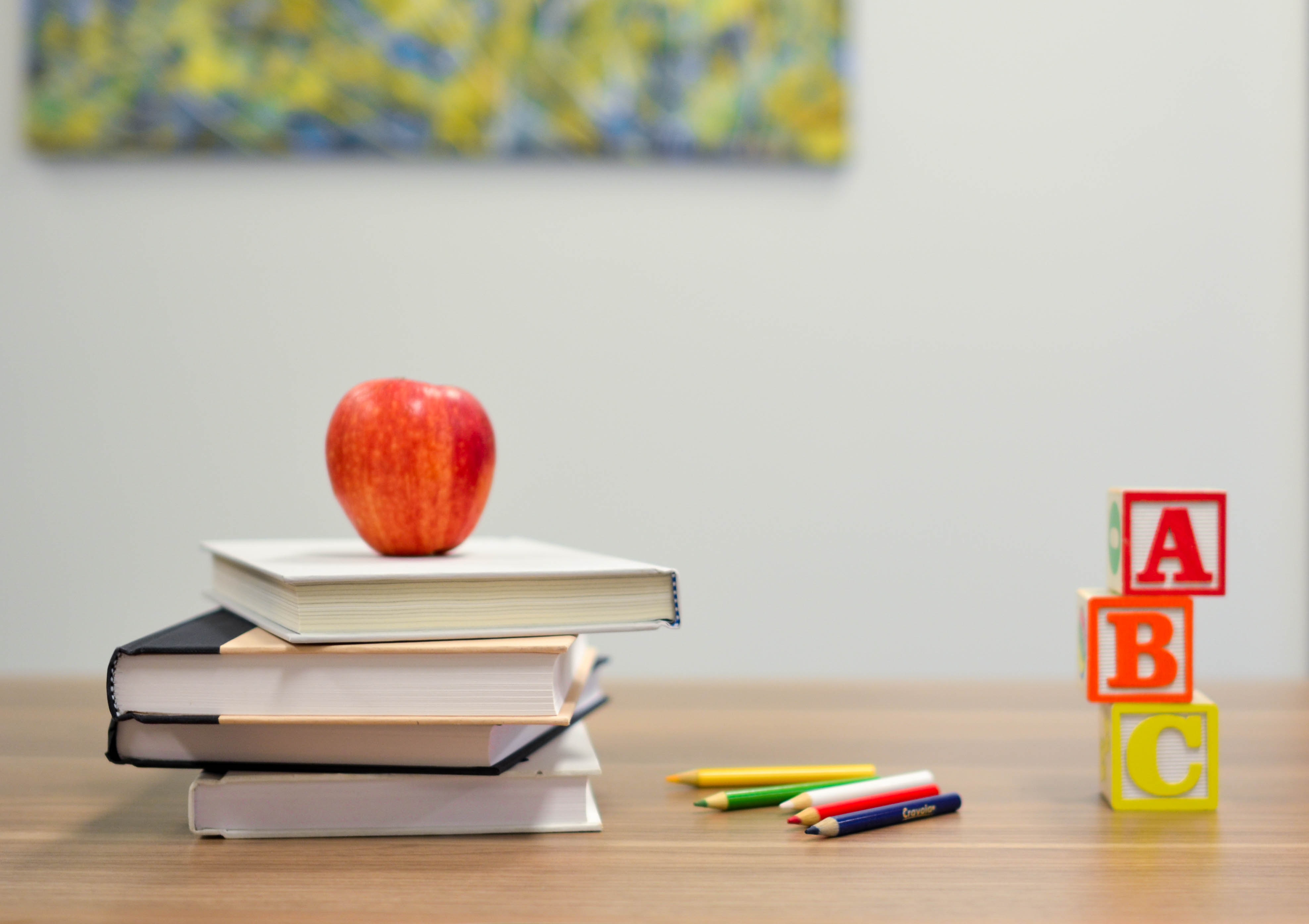 Apfel auf Büchern