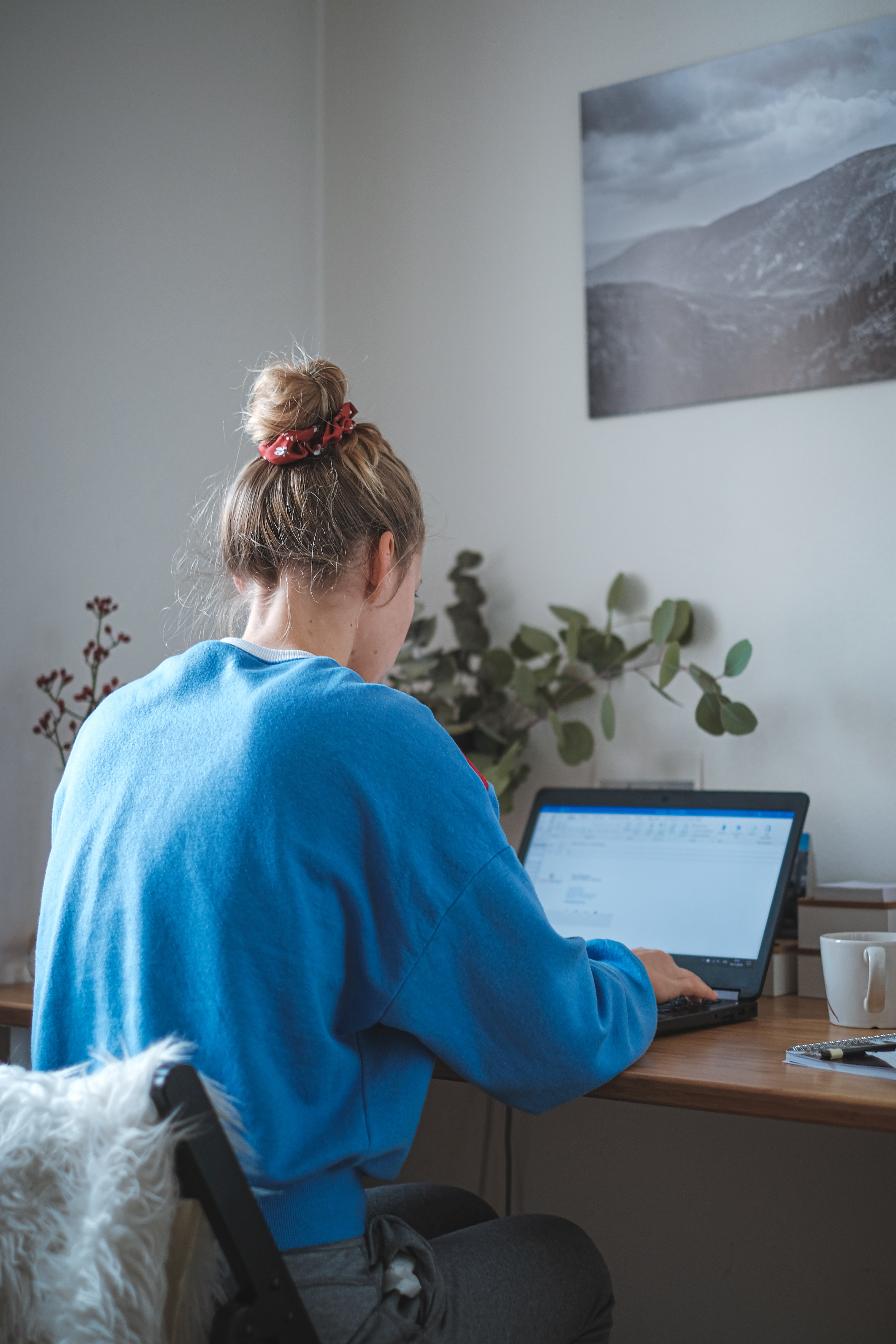 Frau mit Laptop