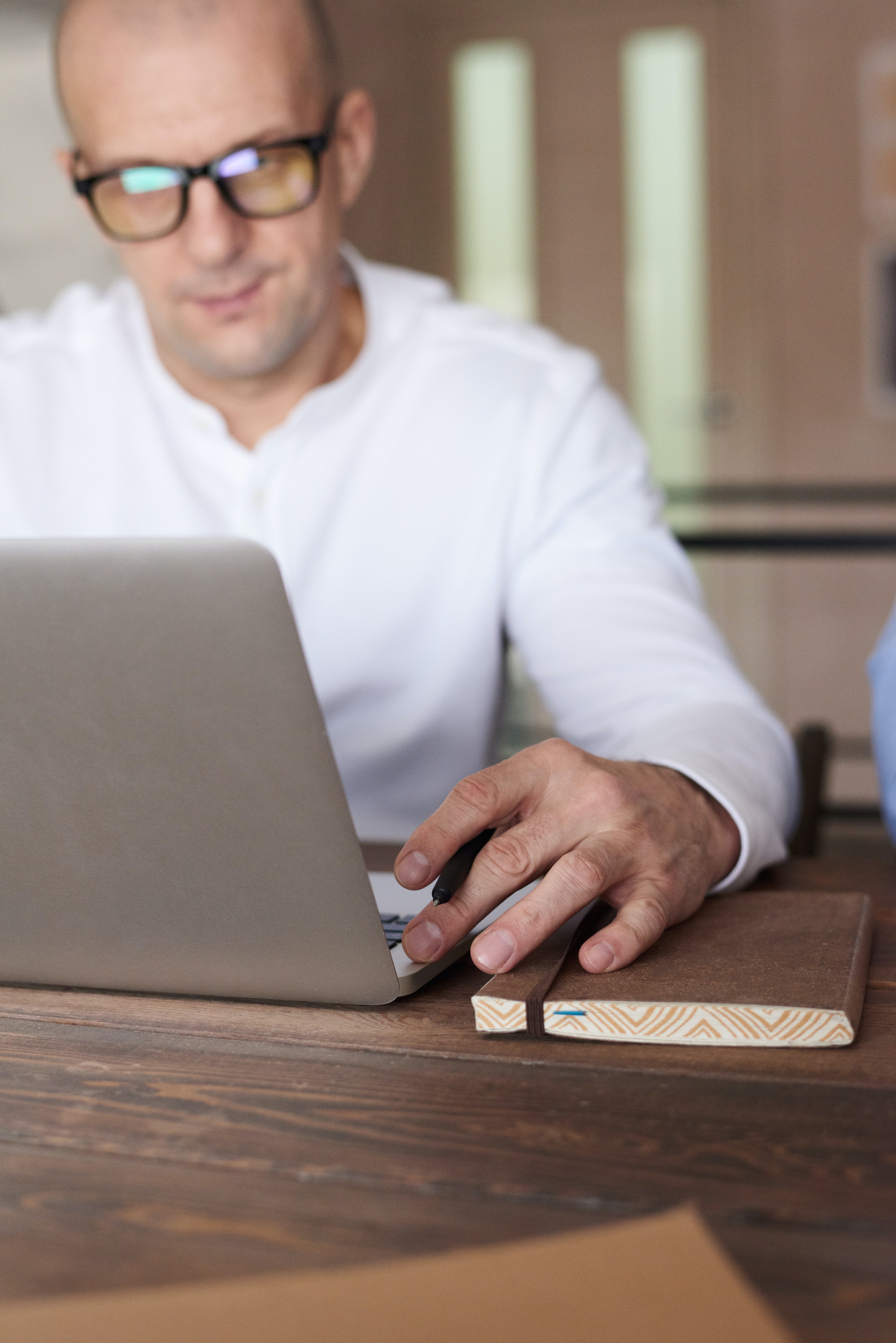 Person vor dem Laptop. Symbolbild für Learning Analytics