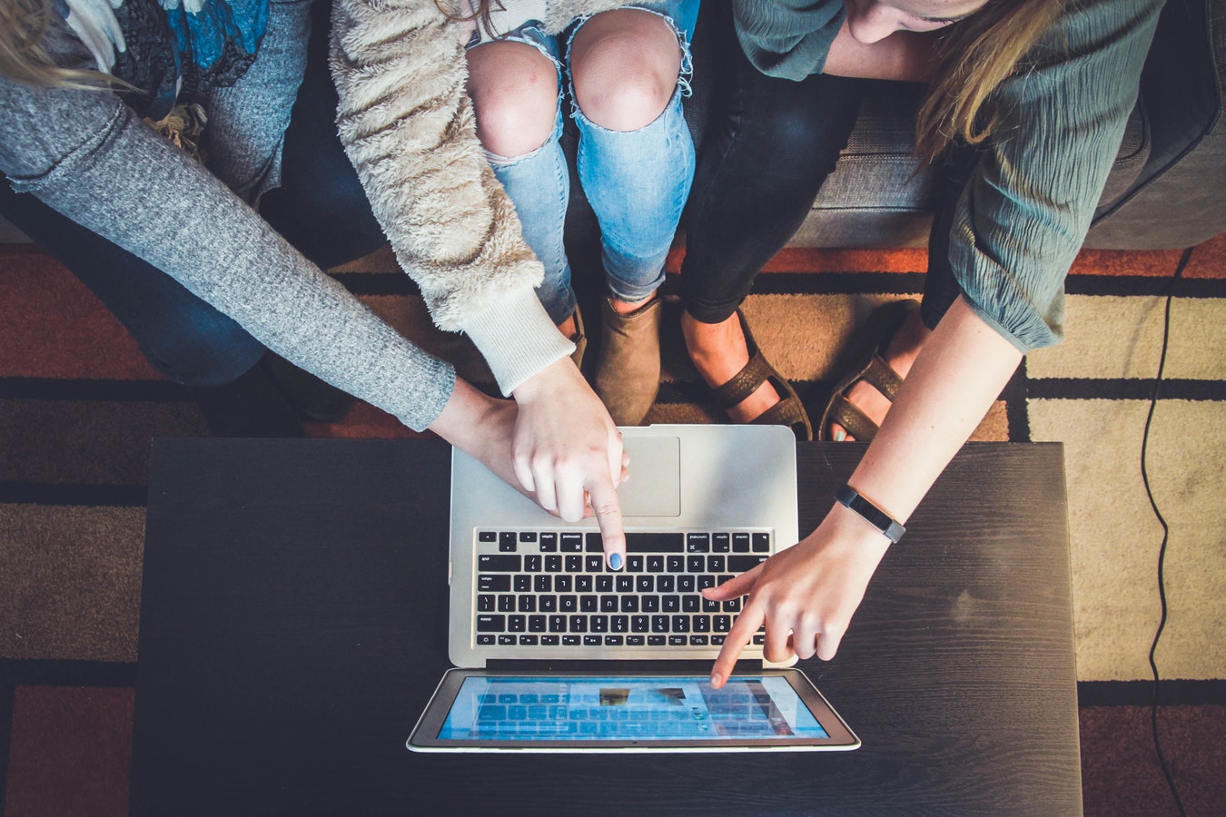 Studierende gemeinsam am Laptop