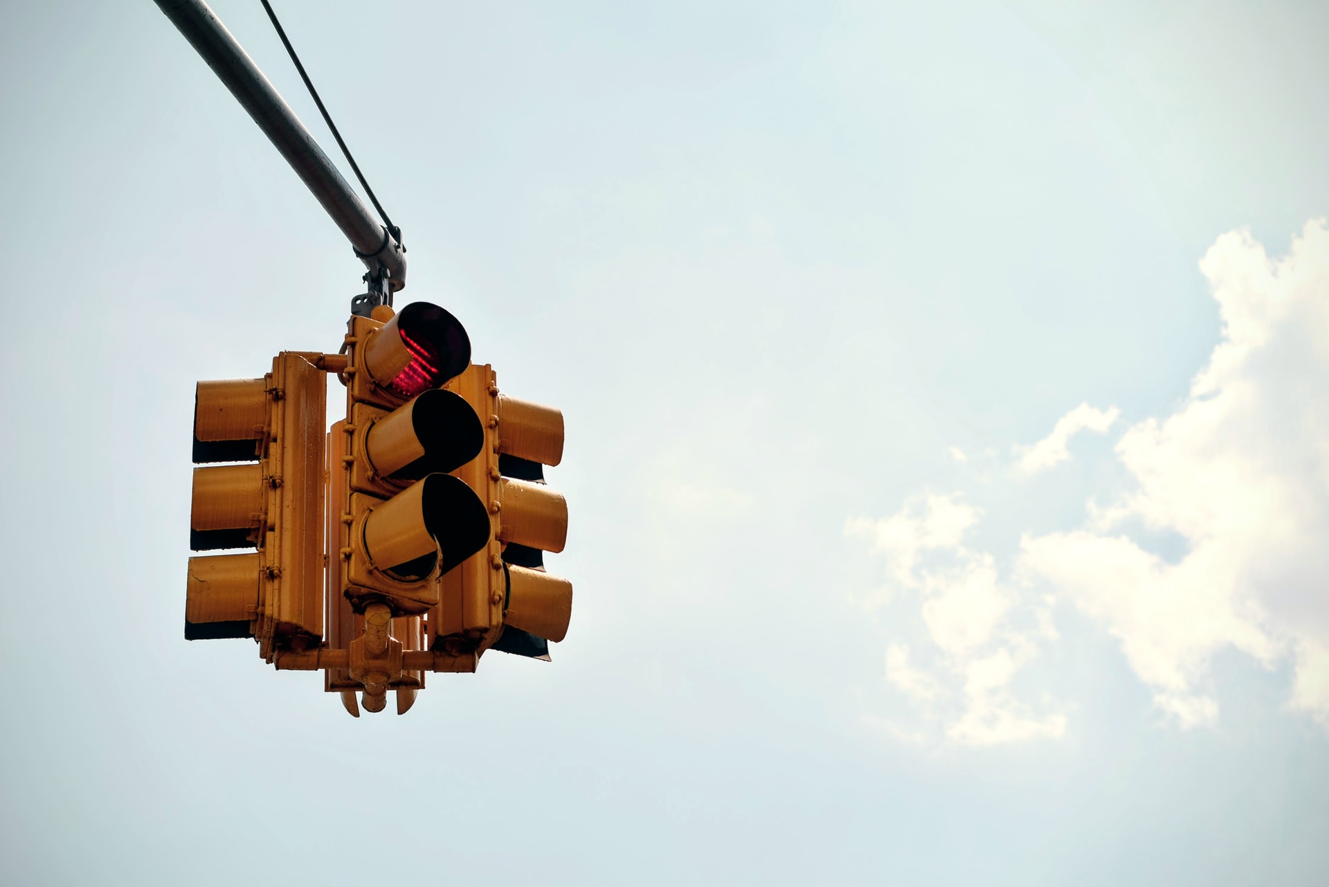 Rote Ampel vor blauem Himmel