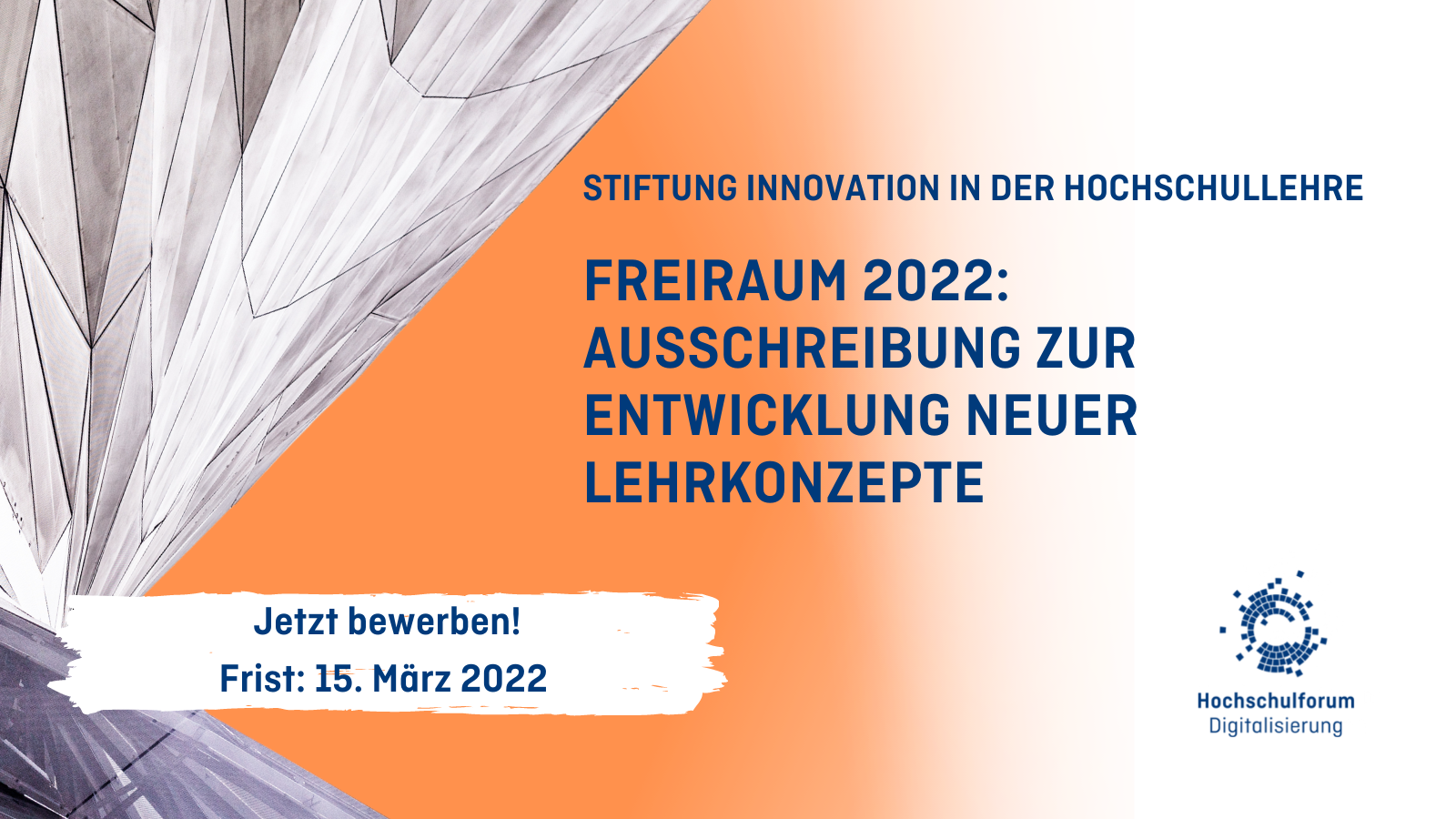 Orangefarbener Hintergrund mit silbernem grafischen Element auf der linken Seite. Text: Stiftung Innovation in der Hochschullehre. Freiraum 2022: Ausschreibung zur Entwicklung neuer Lehrkonzepte. Jetzt bewerben! Frist bis zum 15. März.