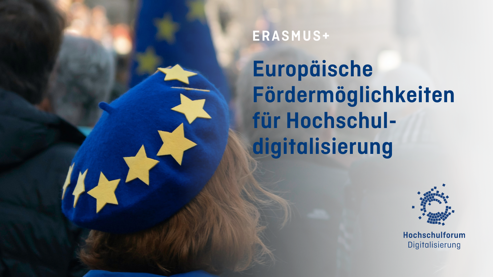 Hinterkopf einer Person mit blauer Baskenmütze und gelben Sternen darauf. Dahinter eine Europaflagge, umgeben von einigen Menschen, die zu einer größeren Menge zu gehören scheinen. Text: Erasmus+ Europäische FlörHinterkopf einer Person mit blauer Baskenmütze und gelben Sternen darauf. Dahinter eine Europaflagge, umgeben von einigen Menschen, die zu einer größeren Menge zu gehören scheinen. Text: Erasmus+ Europäische Fördermöglichkeiten für Hochschuldigitalisierung