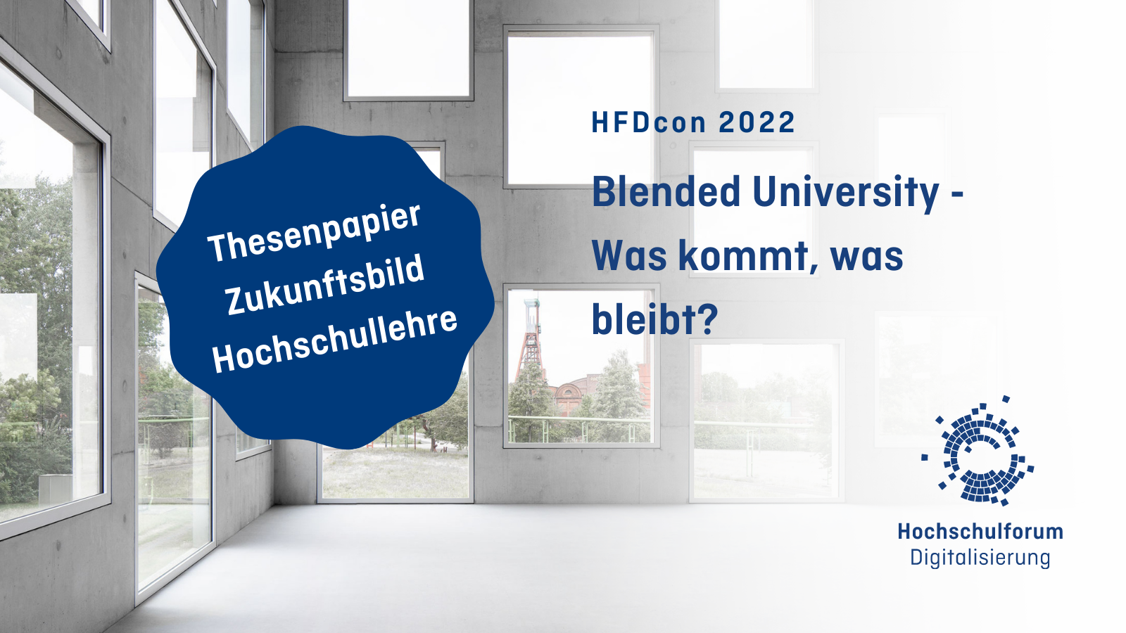 Aus dem SANAA-Gebäude heraus sieht man durch zahlreiche große Fenster das Gelände der Zeche Zollverein in Essen. Text auf der rechten Seite in dunkelblau: HFDcon 2022. Blended University – Was kommt, was bleibt? Darüber ein dunkelblauer Badge mit dem Text: Thesenpapier Zukunftsbild Hochschullehre.