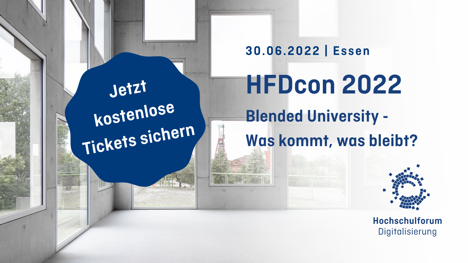 Aus dem SANAA-Gebäude heraus sieht man durch zahlreiche große Fenster das Geländer der Zeche Zollverein in Essen. Links ein eine runde Fläche mit welligem Rand. Text darauf: Jetzt kostenlose Tickets sichern. Text auf der rechten Seite in dunkelblau: 30.6.2022 | Essen. HFDcon 2022. Blended University - Was kommt, was bleibt?