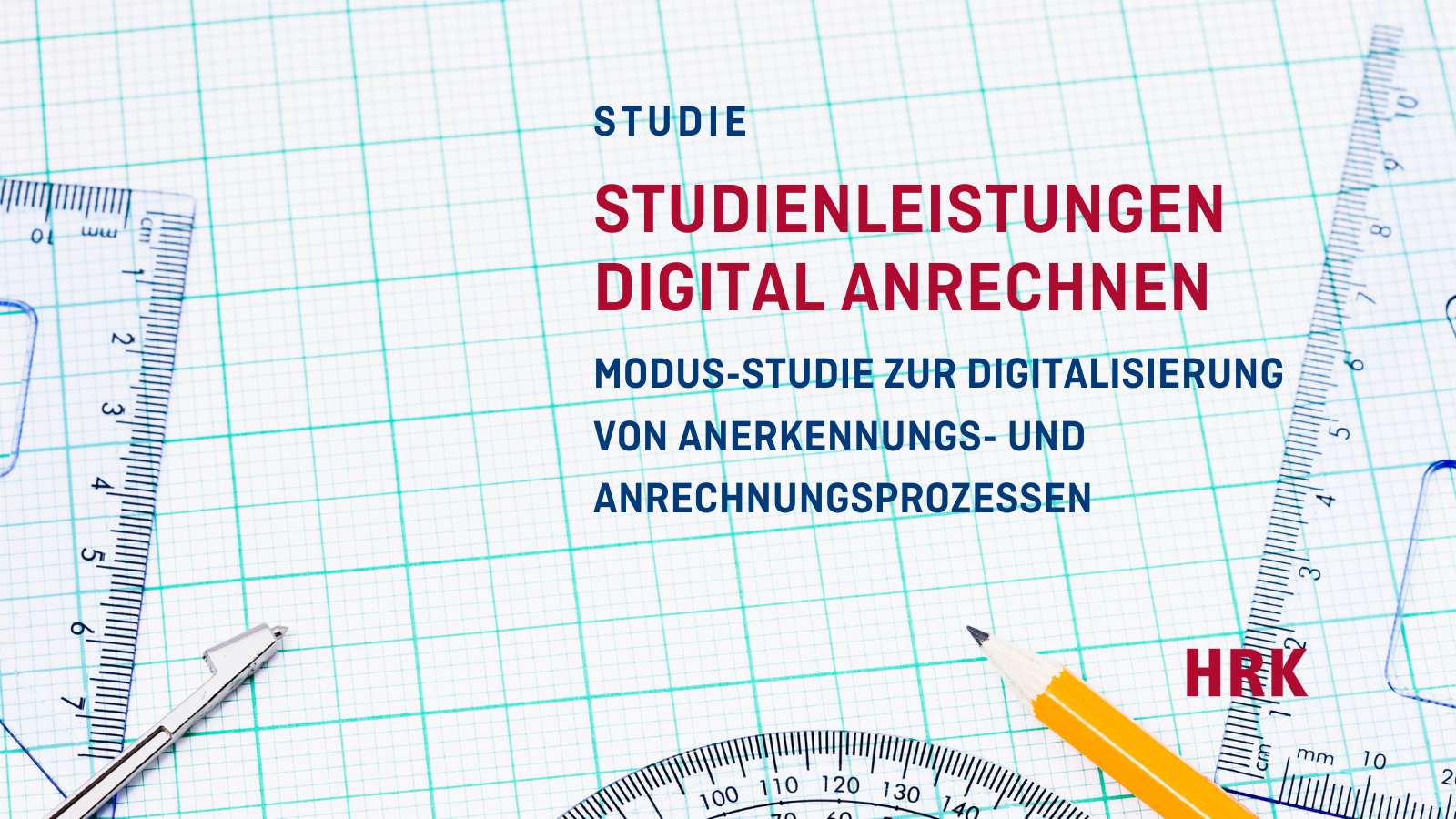 Bild: Rechenutensilien auf kariertem Papier. Text: Studie. Studienleistungen digital anrechnen. MODUS-Studie zur Digitalisierung von Anerkennungs- und Anrechnungsprozessen.