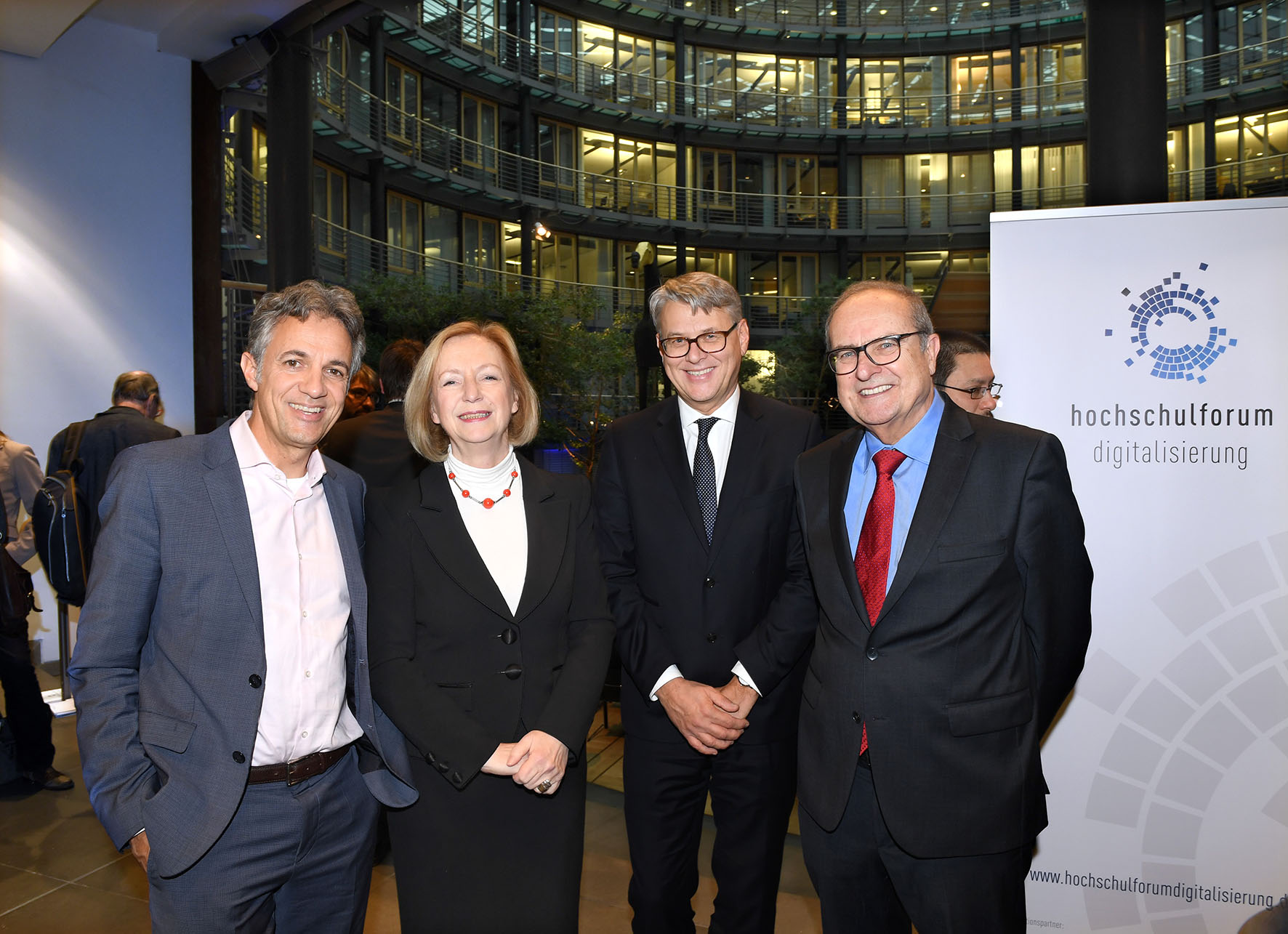 Bundesministerin Prof. Dr. Johanna Wanka auf der Abschlusskonferenz des HFD zusammen mit (v.l.:) Dr. Jörg Dräger (CHE), Dr. Volker Meyer-Guckel (Stifterverband) und Prof. Dr. Joachim Metzner (HRK). Foto: David Ausserhofer