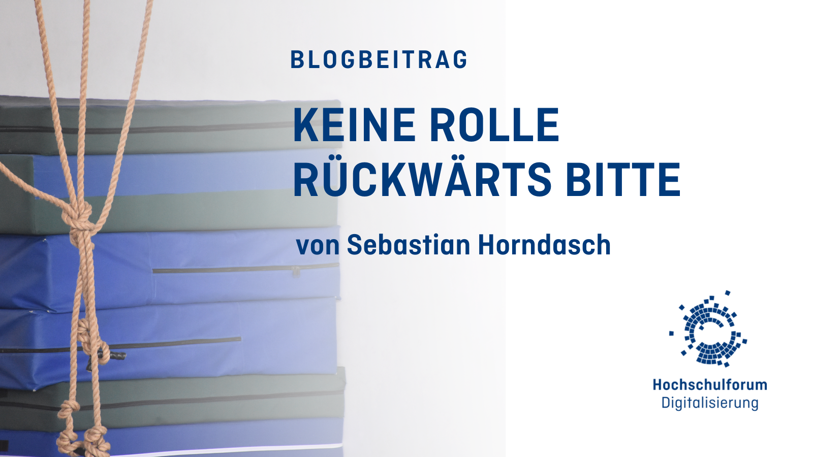 Links: Foto von Turnmatten und Seiten, Text rechte Seite: Blogbeitrag. Keine Rolle rückwärts bitte von Sebastian Horndasch