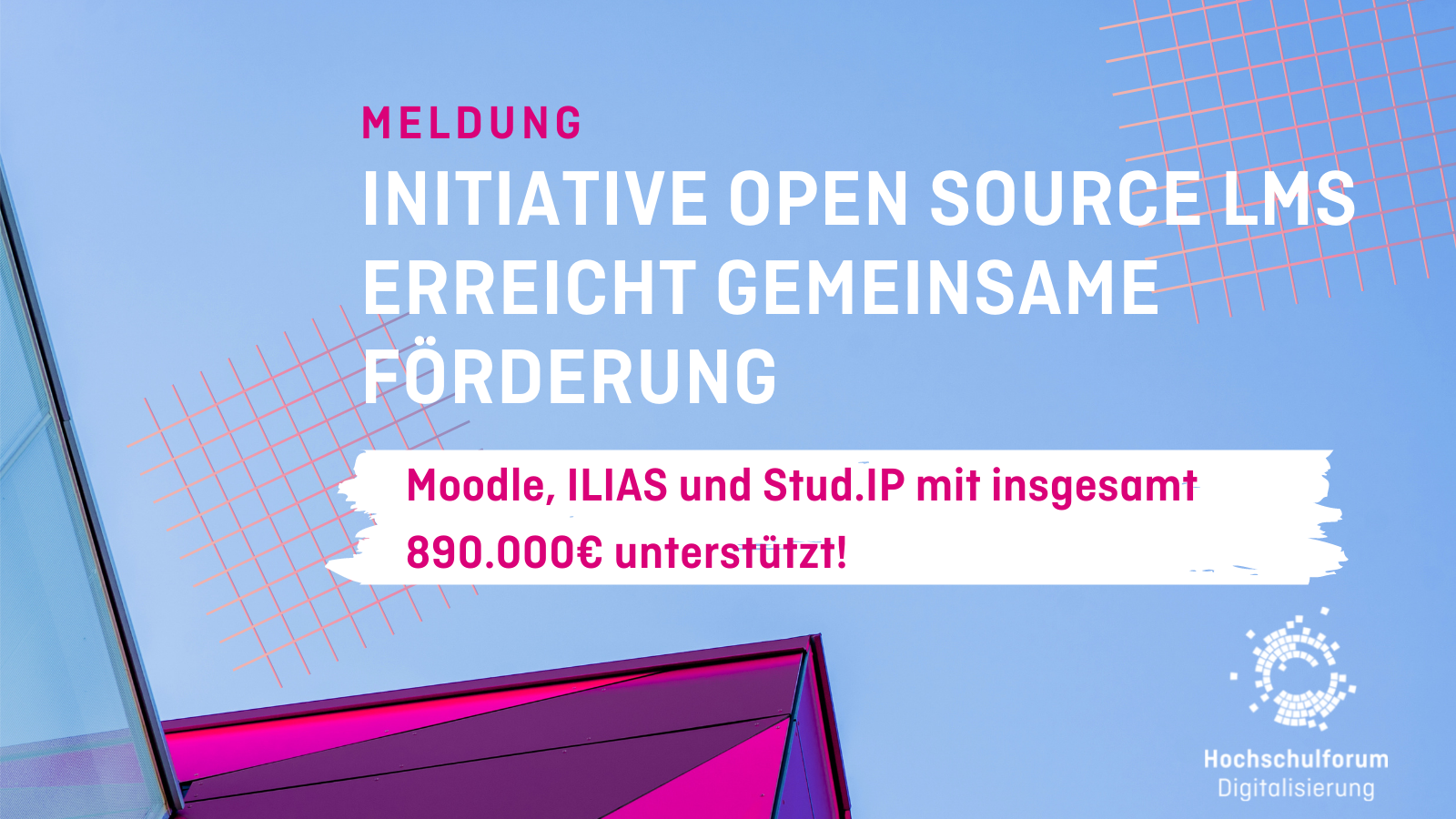 Text: INITIATIVE OPEN SOURCE LMS ERREICHT GEMEINSAME FÖRDERUNG,  Communities hinter Moodle, ILIAS und Stud.IP mit insgesamt 890.000€ unterstützt!, Bildbeschreibung: blauer Hintergrund, in der linken unteren Ecke ist die angeschnittene Fensterfront eines Hochhauses zu sehen, eine Seite des Hauses ist magenta