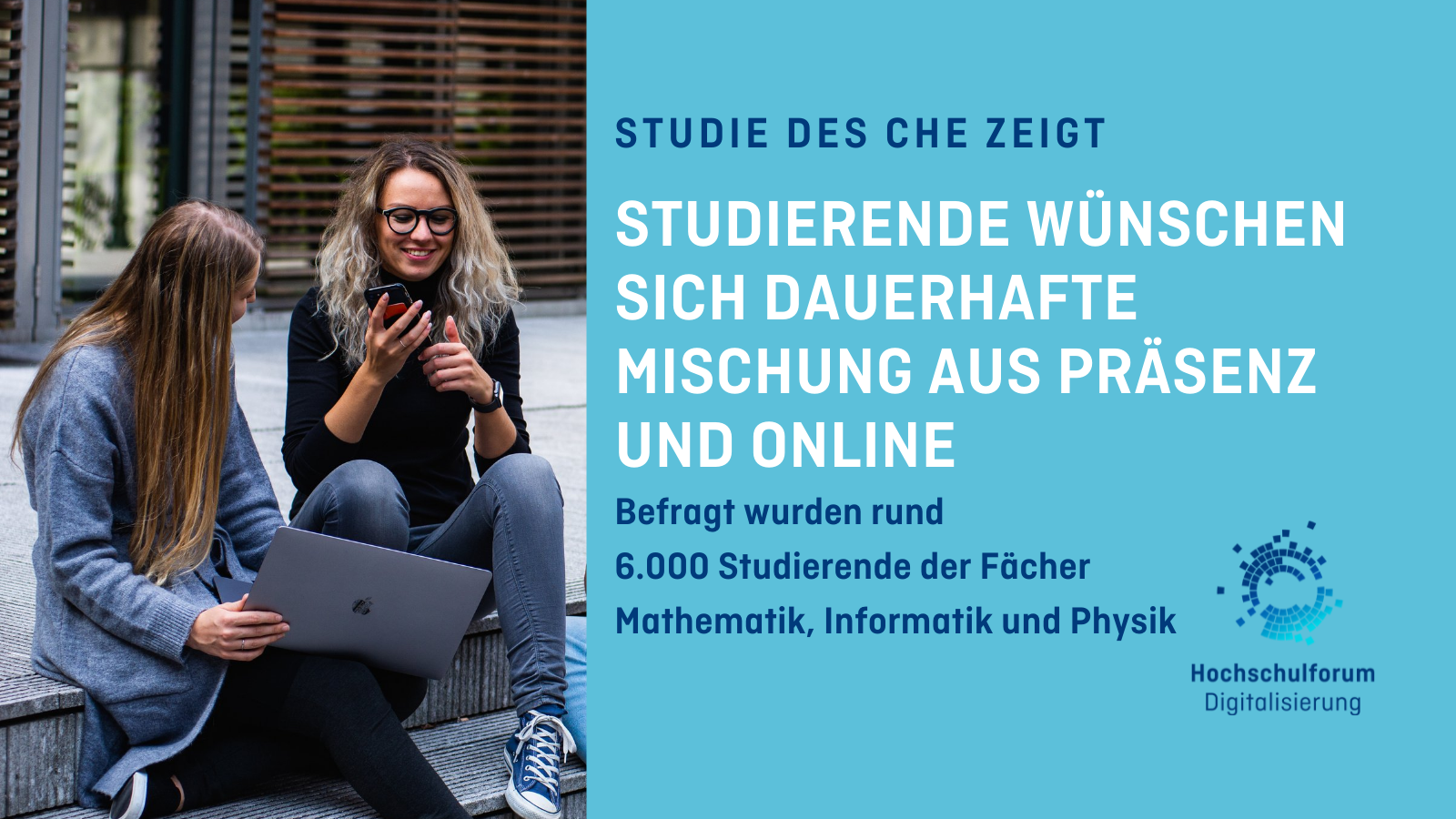 Foto links: Zwei junge Frauen sitzen gemeinsam auf einer Treppe, die linke hat einen aufgeklappten Laptop auf ihren Knien und hat sich der Frau rechts von ihr zugewandt, die ein Smartphone in den Händen hält. Text rechte Seite: Studie des CHE zeigt: Studierende wünschen sich dauerhafte Mischung aus Online und Präsenz. Befragt wurden rund 6.000 Studierende der Fächer Mathematik, Informatik und Physik.