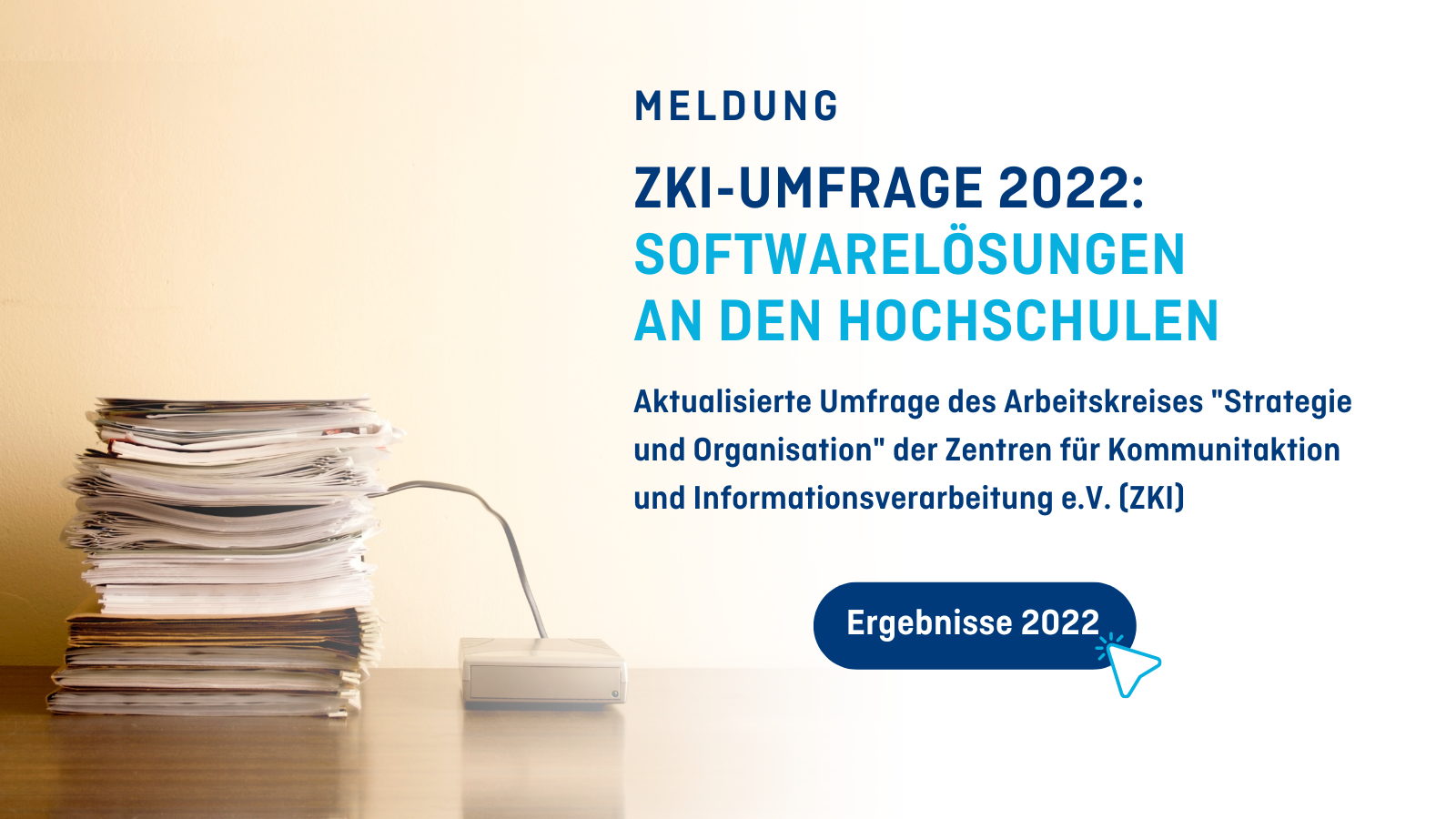 Titelbild zur Meldung, Text rechts: ZKI-Umfrage 2022: SOFTWARELÖSUNGEN AN DEN HOCHSCHULEN. Aktualisierte Umfrage des Arbeitskreises "Strategie und Organisation" der Zentren für Kommunitaktion und Informationsverarbeitung e.V. (ZKI). Zur Linken: Symbolbild zur Meldung: Stapel von Akten und Papier, der mit einer Retro-Festplatte verbunden ist. Button mittig rechts: Ergebnisse 2022.