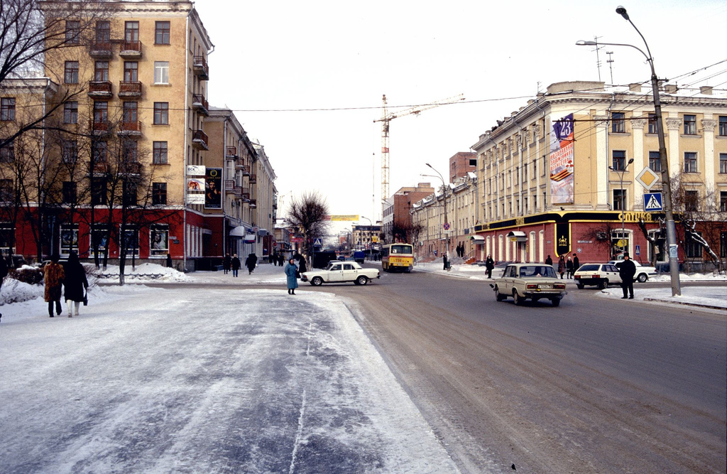 Innenstadt von Tjumen, Straße, Gebäude, Menschen, etwas Schnee